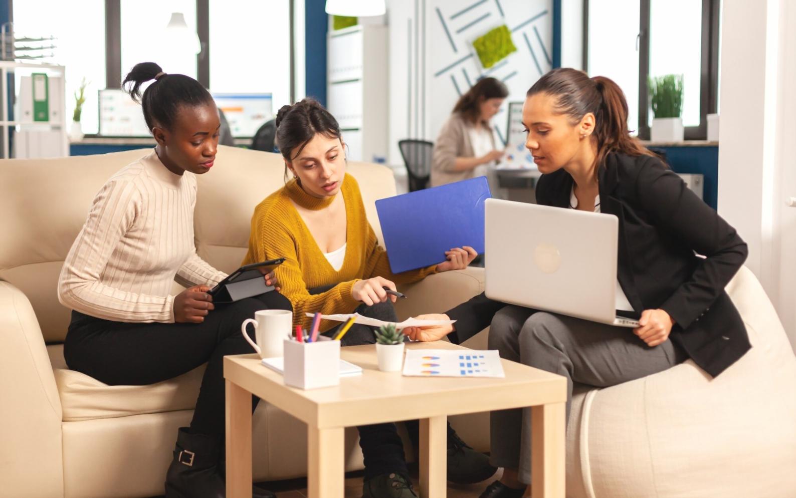 Interaktive Workshopsituationen und Gruppenarbeit im Finanzbereich